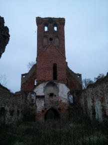 Die Kirche liegt, wenn man von Sdwesten kommt, hinter dem Flughafen Chabrowo