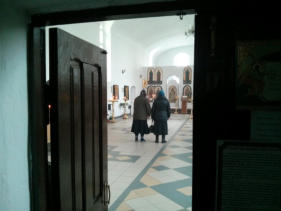 Betende Frauen in der Kirche, die jetzt natürlich orthodox ist