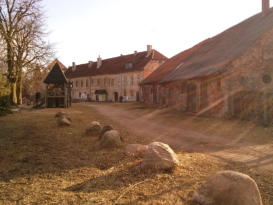 Wirtschaftsgebude in der Abendsonne