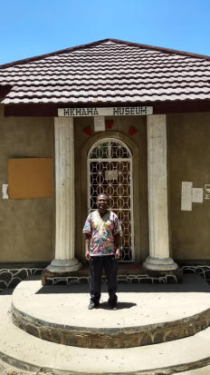 Laurent, der Leiter des Chief Makwawa Museums in Kalenga