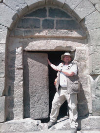 Qasr Azraq Eine tonnenschwere Steintür mit Steinangeln