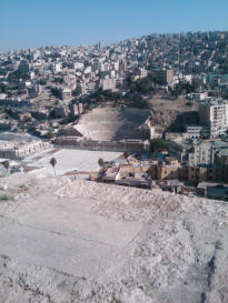 Vor dem antiken Theater in Amman