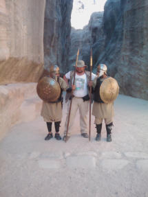 Am Eingang der Schlucht nach Petra