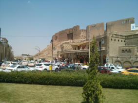 Links unterhalb eine der bekanntesten Teestuben in Erbil