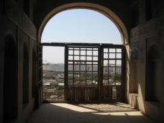Tür zur äußeren Balustrade mit Blick auf die Stadt